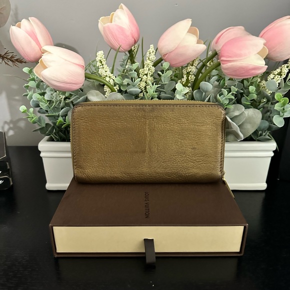 AUTHENTIC Louis Vuitton Gold Leather Zippy Wallet in EUC - Picture 2 of 10